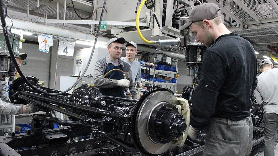Владельцы известной в Италии фирмы «Марброз» братья Марторелли - одни из тех, кто заразил итальянцев страстью к вездеходам. Все Марторелли были заядлыми спортсменами, участвовали в гонках и автокроссах. Команда Марторелли с 1971 года не выходила из списка сильнейших в Италии. Трассы соревнований всегда были крайне тяжелыми, с глубокими бродами и трудными участками по руслу ручья, усеянного каменистыми перекатами. В 1982 году УАЗ-469б занял абсолютное первое место в национальном чемпионате в классе полноприводных автомобилей с дизельным двигателем. В 1983 году - второе место в общем зачете и первое место в своем классе. Результат итальянского чемпионата 1984 года: 1-е место - УАЗ-469-Б. В 1992 году Филипп Марторелли на 469-м УАЗе стал абсолютным чемпионом Италии по автогонкам.
