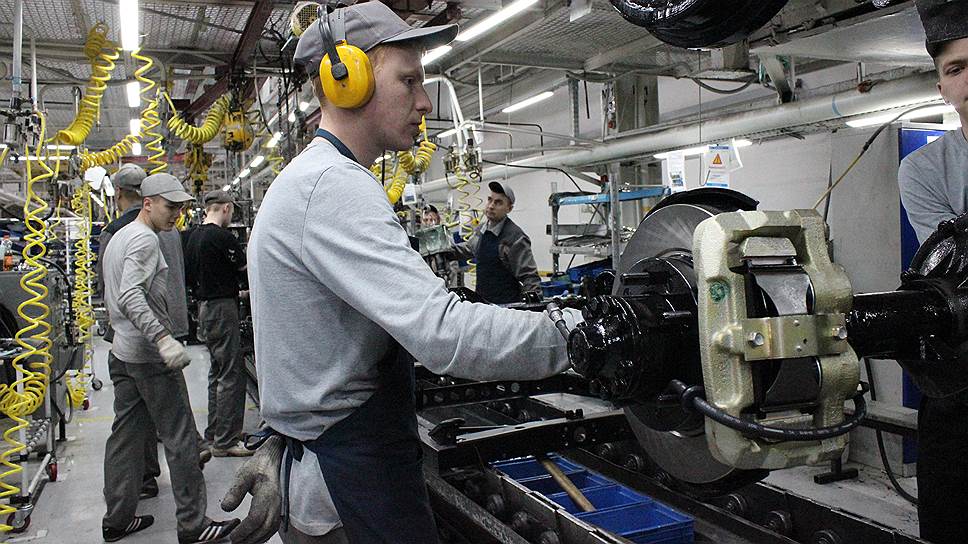 УАЗ-469 установил мировой рекорд по вместимости легкового автомобиля. Внутри внедорожника одновременно поместилось 32 человека, примерно столько пассажирских мест размещено в рейсовом автобусе. Общий вес пассажиров вместе с водителем составил 1900 кг, что соответствует весу африканского слона. УАЗ 469 с полной загрузкой также проехал 10 м, как этого требуют условия установления мирового рекорда.