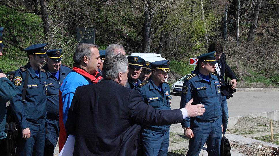 По словам Владимира Пучкова, специалисты МЧС окажут непосредственную помощь Ульяновску в определении причин оползня и путей ликвидации его последствий. 