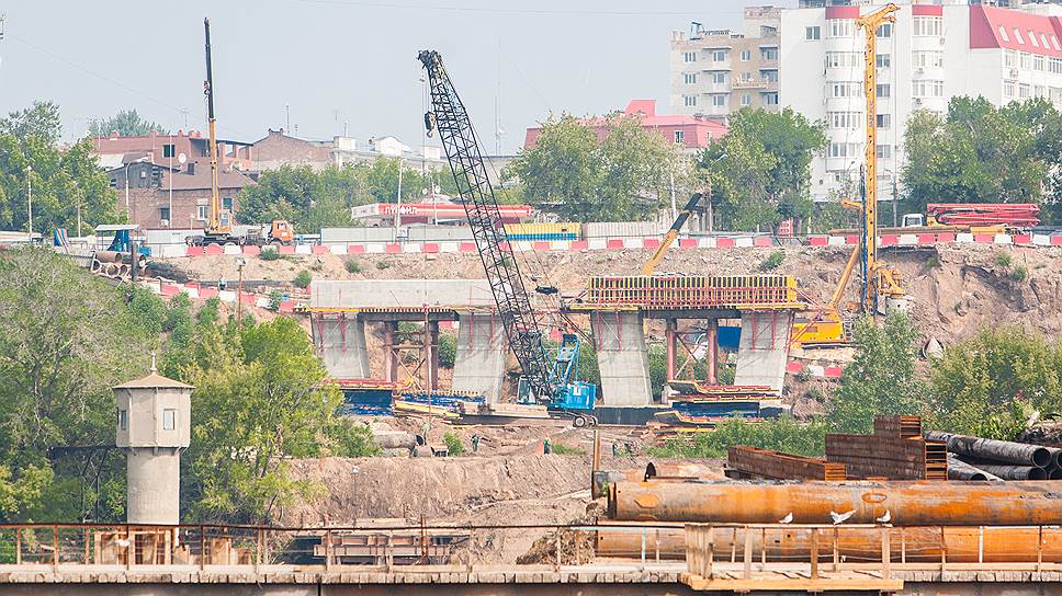 На правом берегу будут расположены три опоры моста через р. Самара. Они находятся в разной степени готовности.