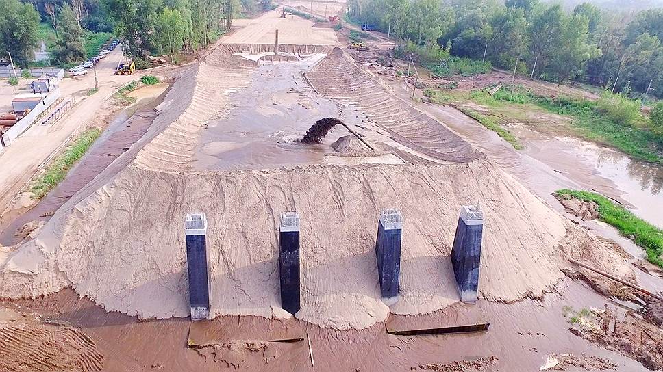 Отсыпка песка  основного хода автомобильной  дороги осуществляется по технологии гидронамыва  –  с помощью мощного гидронасоса песок перекачивается  по специальному пульпопроводу.