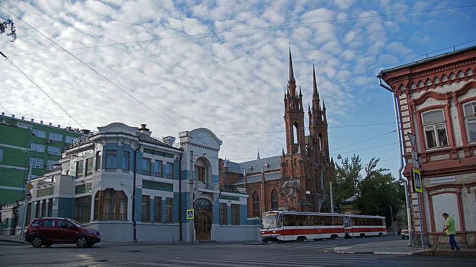 Особняк О.П. Курлиной. Год постройки 1900-1904. Ул. Фрунзе, 159.
Архитектор: А.У. Зеленко. С 1941 по 1943 гг. из Москвы в Куйбышев был эвакуирован дипломатический корпус, и особняк стало занимать Посольство Королевства Швеции. В 1995 г. зданию был присвоен статус памятника исторического и культурного наследия федерального значения, а в 2012 г. в доме открылся Музей Модерна.