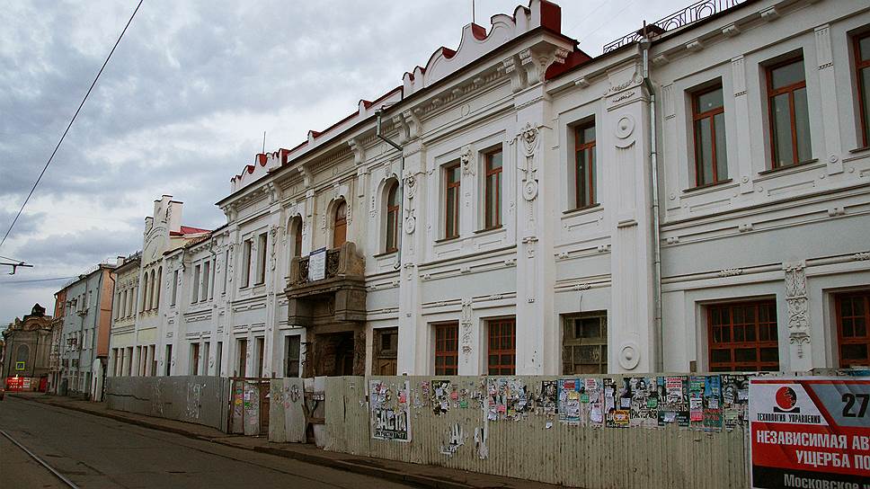 Особняк П.И. Шихобалова. Год постройки 1903-1905. Ул. Венцека, 55.
Архитектор: А.А. Щербачев. Здание принято называть «Дом с атлантами» из-за особенностей архитектуры: балконы и арки в доме прежде поддерживали фигуры атлантов. В советские годы здание занимало НКВД и военный трибунал, но в 1990 г. оно было передано Самарскому Областному Художественному музею.
