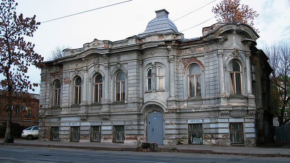 Особняк Н.С. Жоголева. Год постройки 1910. Ул. Галактионовская, 57.
Архитектор: Г.Н. Мошков. Это едва ли не единственное здание в Самаре, в архитектуру которого включено сочетание модерна и барокко. В рамках государственной программы «Подготовка к проведению в 2018 году чемпионата мира по футболу» особняк должны отреставрировать, однако точных сроков проведения работ пока что нет.
