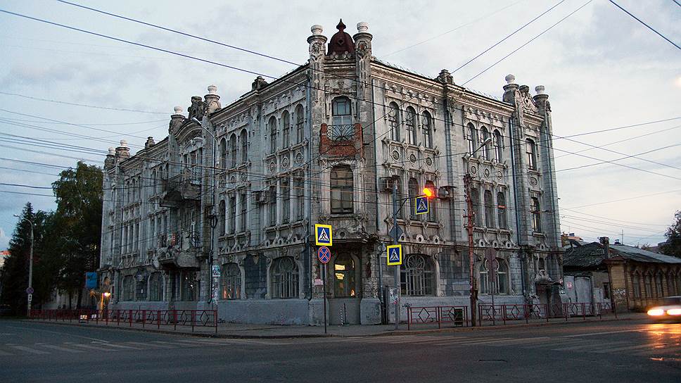 Доходный дом А.Ф. Нуйчева (Гимназия сестер Харитоновых). Год постройки 1902-1904. Ул. Самарская, 149. Архитектор: М.И. Квятковский. В 80-е гг. здание собирались реставрировать, поэтому большую часть декоративных элементов сняли. Спустя годы об этой идее забыли, а все детали, украшавшие дом, были утеряны. Долгое время в доме Нуйчева находилась школа, а в настоящее время в нем располагается Технический лицей им. С.П. Королева с дошкольным отделением.