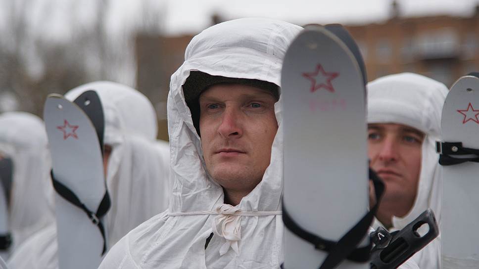 Парад начался с прохождения военной техники времен Второй мировой. В небе над площадью пролетели самолеты. Затем по главной площади города прошли коробки регулярных воинских частей, частей МЧС и правоохранительных органов, военных учебных заведений и кадетских корпусов, юнармейцев, а также колонны «Геройского полка».