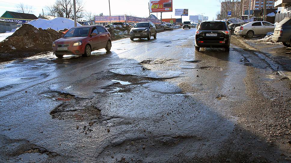 Состояние улицы Дыбенко в Самаре не раз вызывало нарекания жителей. Район, который раньше занимали частные дома, в последние несколько лет застраивался современными «многоэтажками». Рядом находится один из крупнейших в городе торговых центров. Автомобильная нагрузка на улицу значительно возросла. Однако о планах ее расширения и реконструкции не сообщалось.