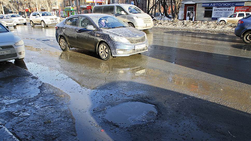 Самара долгое время славилась плохими дорогами. По состоянию на 1 января 2011 года, в ненормативном состоянии из-за постоянного «недоремонта» находилось около 90&amp;#8201;&amp;#8201;% дорожного покрытия в городе.