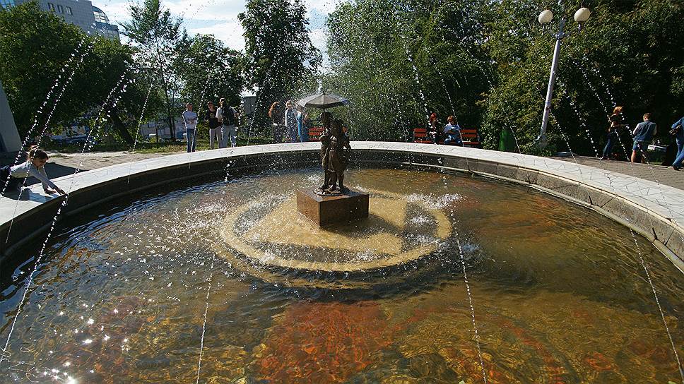 Струковский сад – старейший парк Самары, расположенный на берегу Волги, рядом с Самарским драматическим театром. Основан в 1851 году. В советские годы на его территории была построена крытая концертная эстрада, со стороны перекрестка улиц Куйбышева и Красноармейской на входе в сад были установлены ворота, оборудован фонтан, заасфальтированы дорожки. Установлен памятник Максиму Горькому. В летнее время в парке работали детские аттракционы и кафе. На территории сада располагался детский бассейн «Чайка». Сейчас производится его снос, а сам парк закрыт на реконструкцию. 