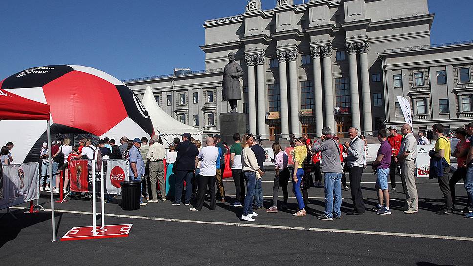 После Самары кубок чемпионата мира отправился в Казань.