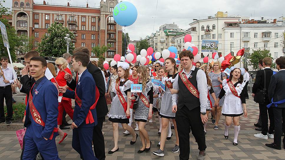 Выпускники прошли по ул. Ленинградской