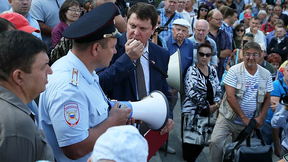 Перед гражданами выступали представители полиции, которые напоминали об административной ответственности за участие в несанкционированном массовом мероприятии