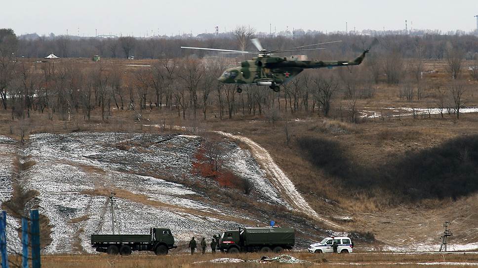 Участок пестрил военной техникой 