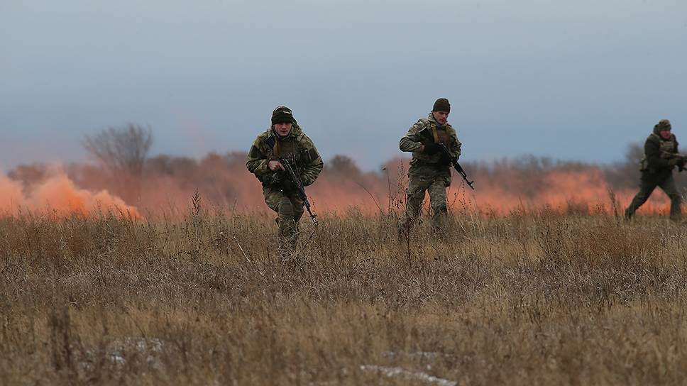 Дымовые шашки окрасили полигон в оранжевый цвет 