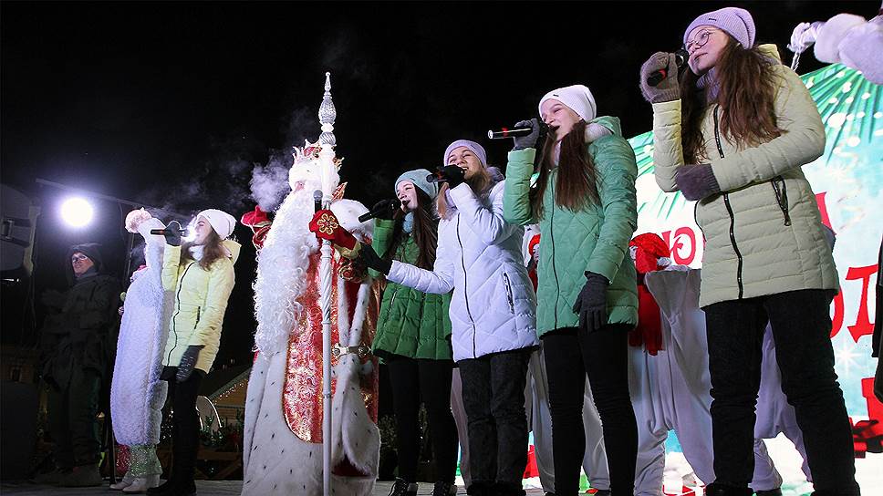 Главный новогодний волшебник страны на сцене с ребятами