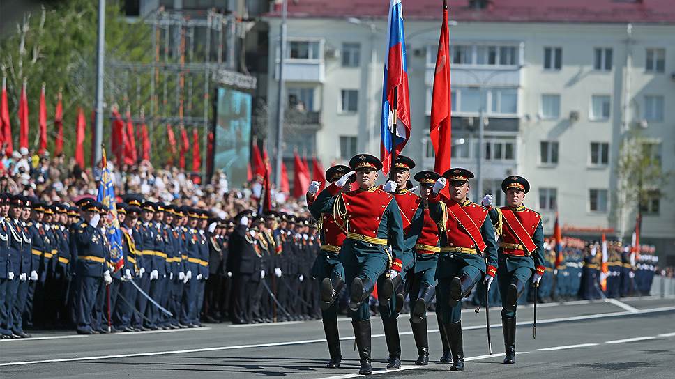 Знаменная группа на площади Куйбышева