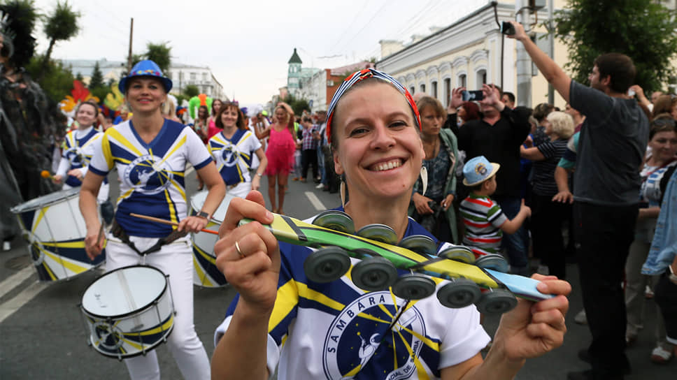 Колонна прошла по улице Куйбышева до Струковского сада