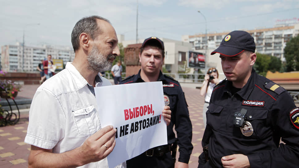 Массовые протесты в центре Москвы начались после того, как Мосгоризбирком отказал в регистрации на выборы в Мосгордуму 57 кандидатам-самовыдвиженцам, в том числе оппозиционерам Любови Соболь, Дмитрию Гудкову, Илье Яшину, Ивану Жданову, Константину Янкаускасу. Основной причиной стала выбраковка подписей избирателей. Оппозиционные кандидаты заявили, что подписи забраковали необоснованно, и подали жалобу в Мосгоризбирком, но получили отказ. Две несогласованных акции прошли 27 июля и 3 августа. После этого в регионах началась волна акций солидарности.