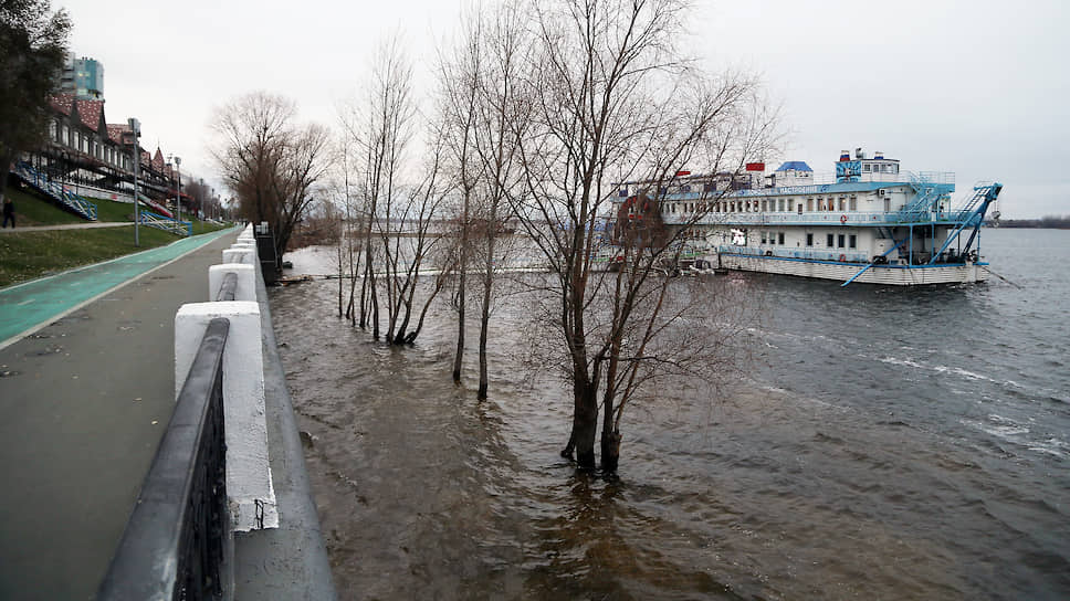 При недостатке пропускной способности гидротурбин открывается водосбросная плотина, как это делается на Рыбинской, Нижегородской, Камской и Саратовской ГЭС. Также было и на Жигулевской ГЭС.