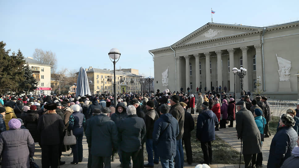 Начало церемония открытия памятника первому директору куйбышевского металлургического завода, Герою Социалистического Труда, почетному гражданину Самары Павлу Мочалову