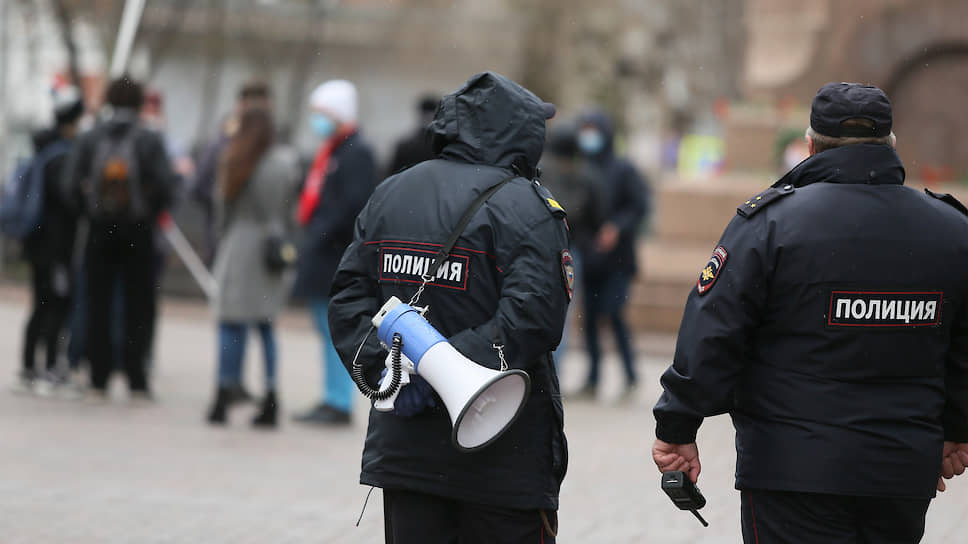 На площади дежурили полицейские с громкоговорителем