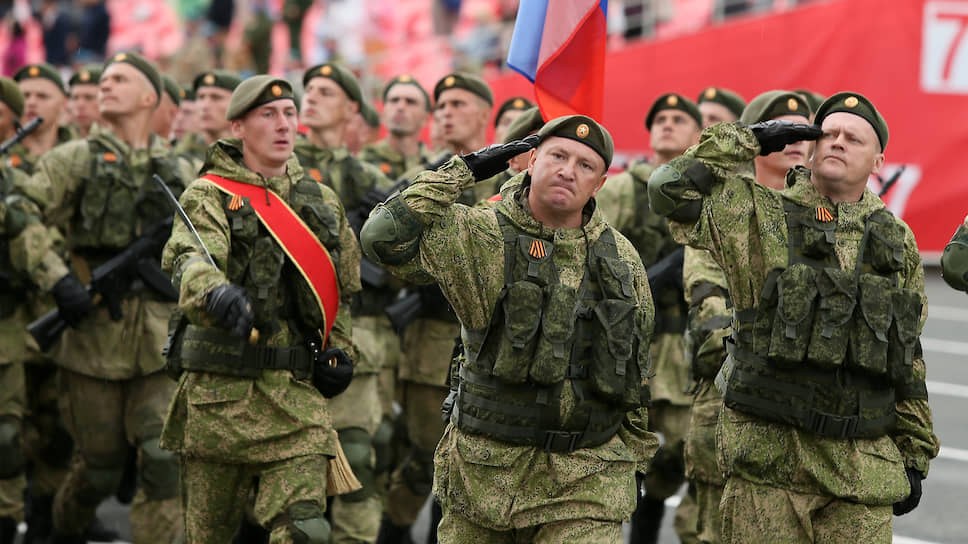 Редкий случай, когда участников парада было не меньше, чем зрителей.