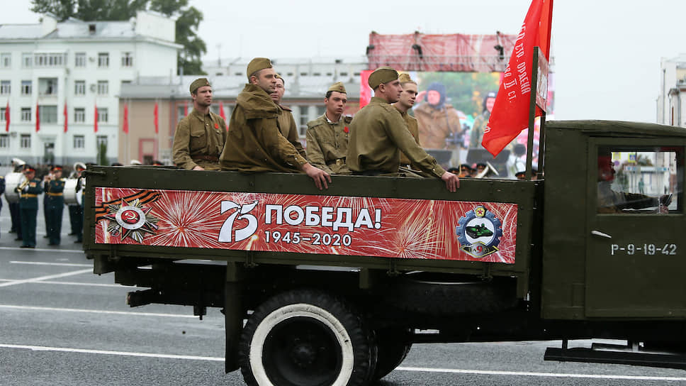 За парадом наблюдали несколько сотен человек.