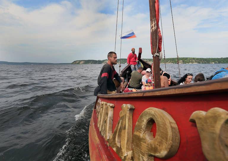 Публика совершает прогулку на ладье.