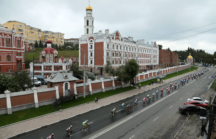 Волжский проспект возле Иверского монастыря.