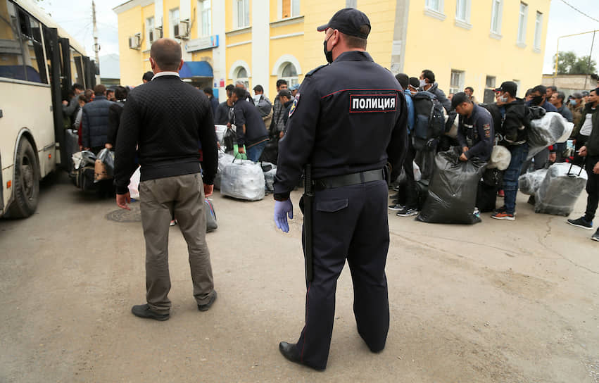 За порядком на станции следят правоохранители.