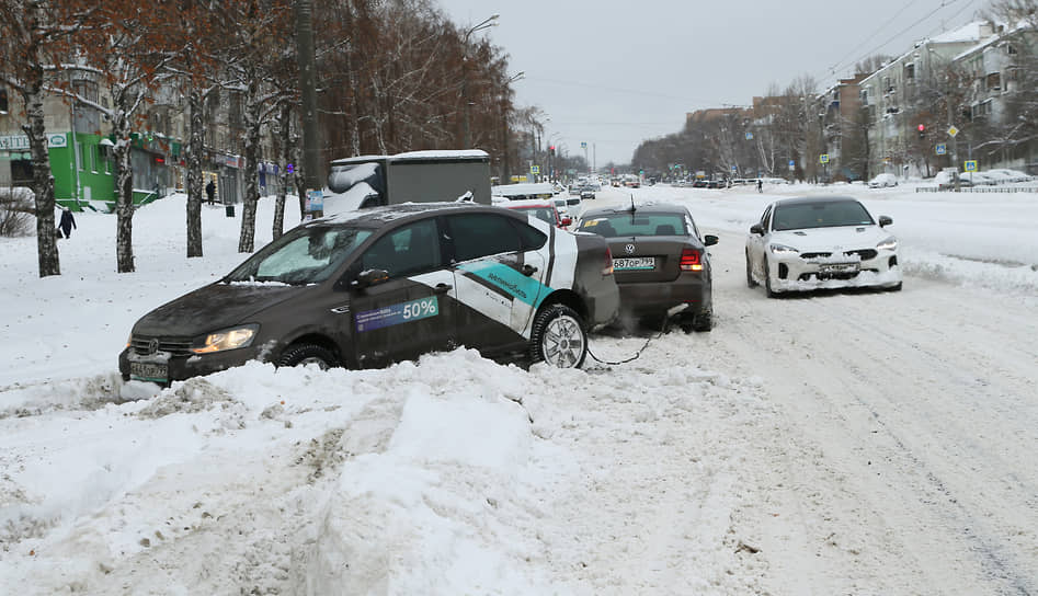 Многим автомобилистам потребовалась помощь.