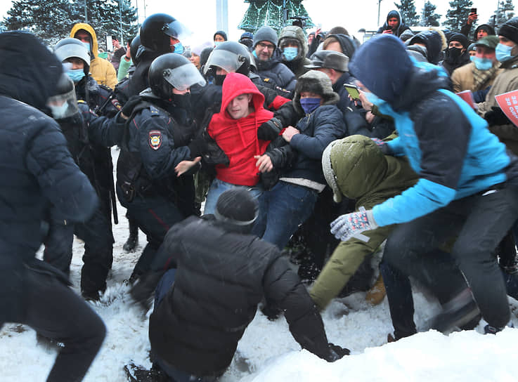 Данный митинг стал самым масштабным в Самаре с 2010 года, когда болельщики футбольного клуба «Крылья Советов» собрались на площади Славы в поддержку любимой команды, которая могла прекратить существования. Тогда собралось еще больше людей, но обошлось без задержаний.