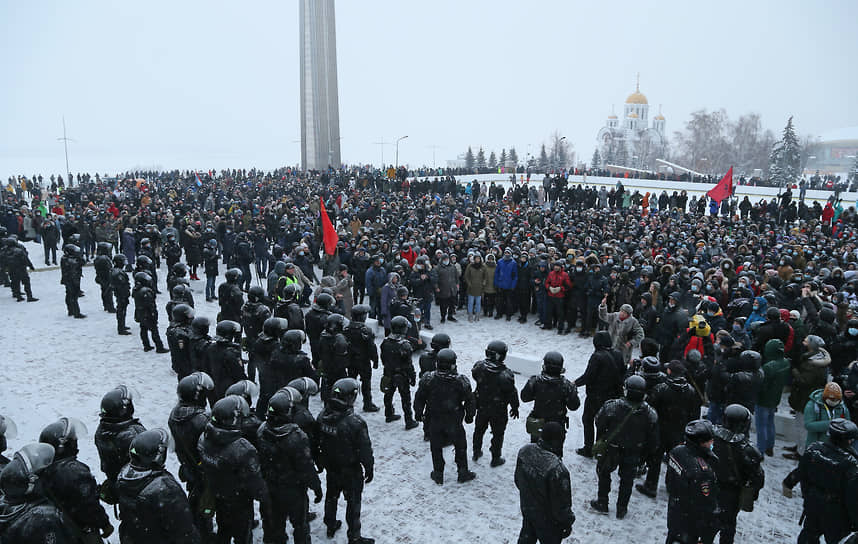 Впрочем, протестующих собралось еще больше