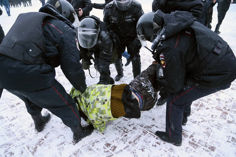 После задержания граждан сажали в автобусы на улице Молодогвардейской