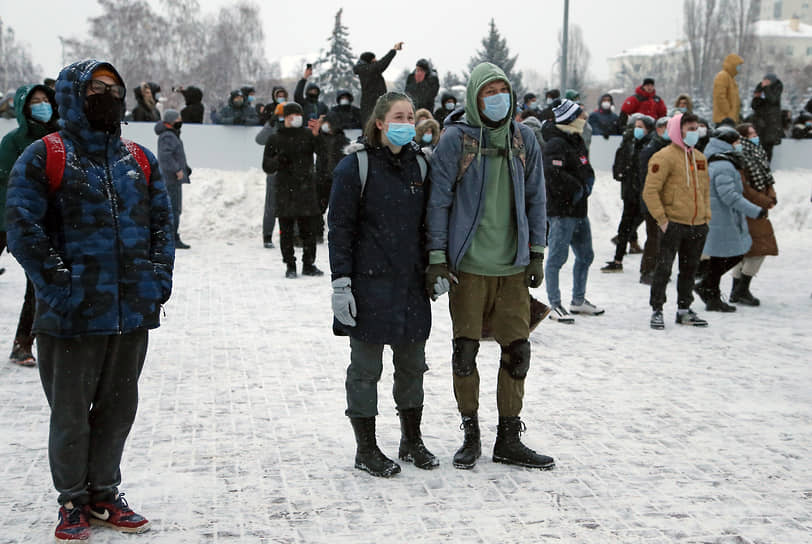 Несанкционированное массовое шествие в поддержку оппозиционера Алексея Навального началось на площади Героев 21-й Армии и завершилось на площади Славы.