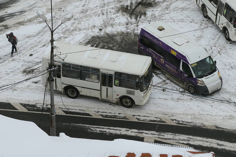 В городе еще не «вымерли» маршрутки. В них нельзя оплатить проезд банковской картой, кассовые терминалы в салонах тоже отсутствуют. Фактически они работают нелегально.