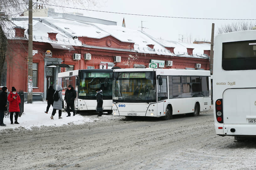 Самарцы не хотят страдать в автобусах. Недостаточная вместимость большинства из них  приводит к давкам в салонах. И это в условиях продолжающейся пандемии коронавируса.