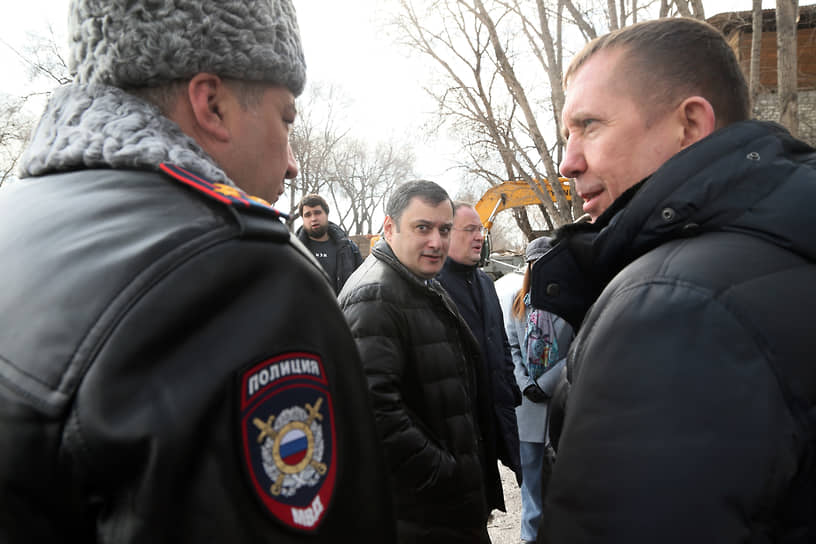 Позже выяснилось, что кафе в этом районе было построено незаконно, в результате самовольного захвата земли.