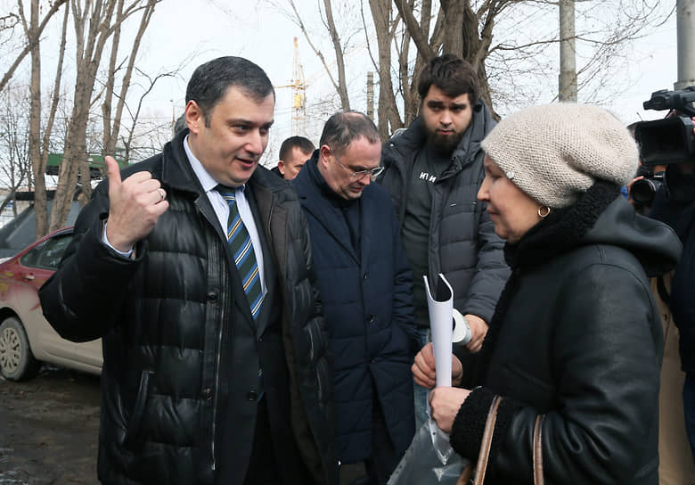 Чтобы подойти к памятнику, посвященному погибшим в годы войны шоферам, людям необходимо было пройти через арку незаконного кафе, что возмущало горожан.