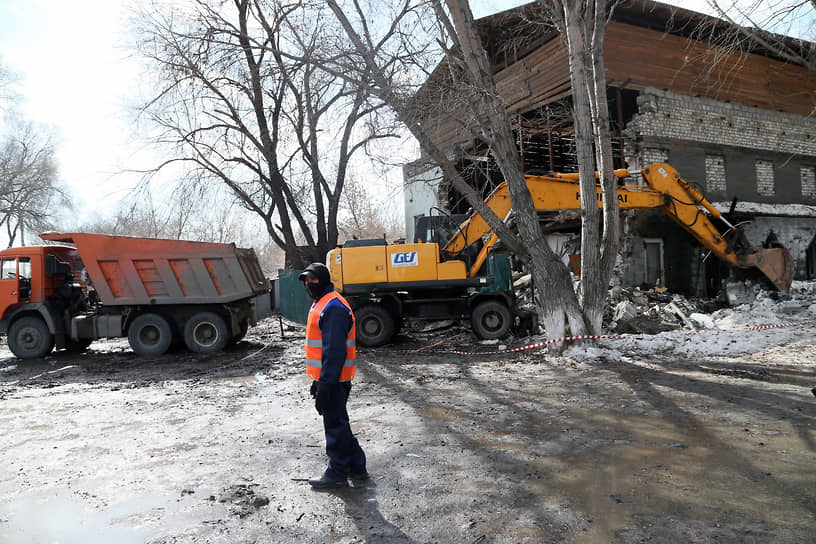 Одним из инициаторов демонтажа кафе выступил депутат Госдумы Александр Хинштейн.