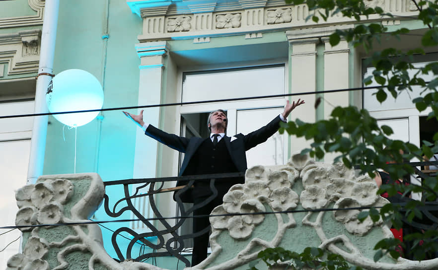 На балконе гостиницы «Бристоль- Жигули» по традиции выступил оперный певец.