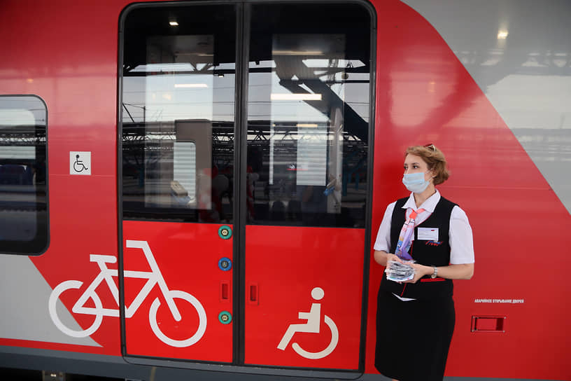 При наличии высокой платформы в вагоны удобно заходить с велосипедами. Созданы условия и для инвалидов.