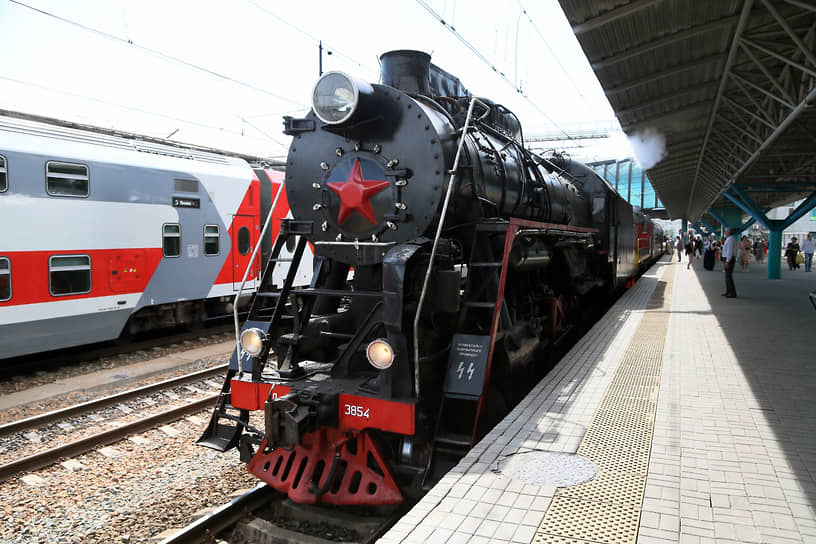 Ретро-поезд «Жигулевский Экспресс» с настоящим паровозом «Лебедянка» отвез туристов с железнодорожного вокзала Самары на фестиваль «Тремоло» или «Классика над Волгой» в Тольятти.
