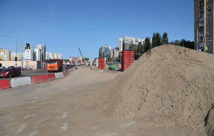 Завершить работы по реконструкции улицы Ново–Садовой и строительству двухуровневой развязки контрактом предусмотрено в декабре 2023 года. 