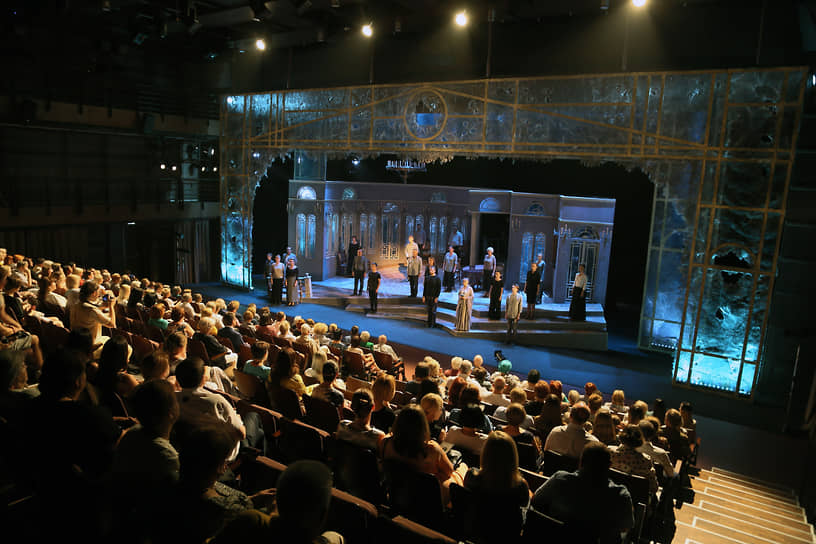 На открытие новой сцены театра «СамАрт» в Самаре прошел премьерный спектакль «Горе от ума» в постановке Александра Кузина