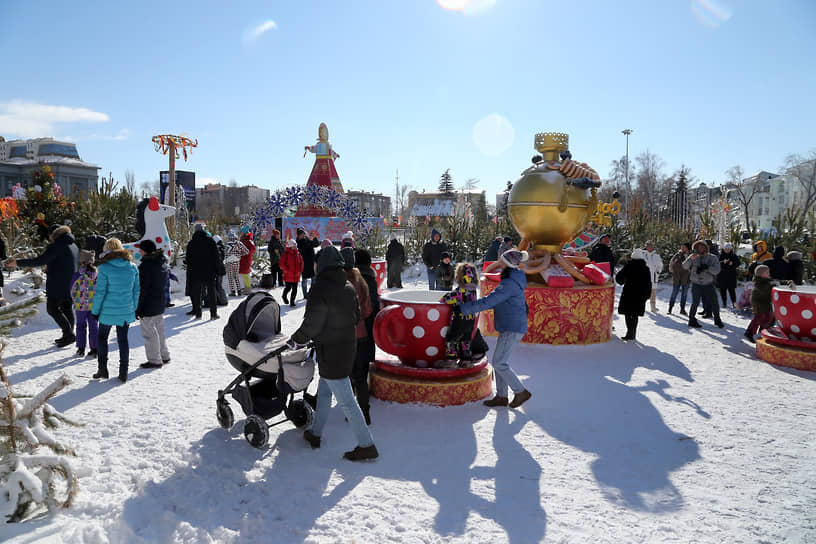 Широких народных гуляний в этот период в городе не проводилось.

