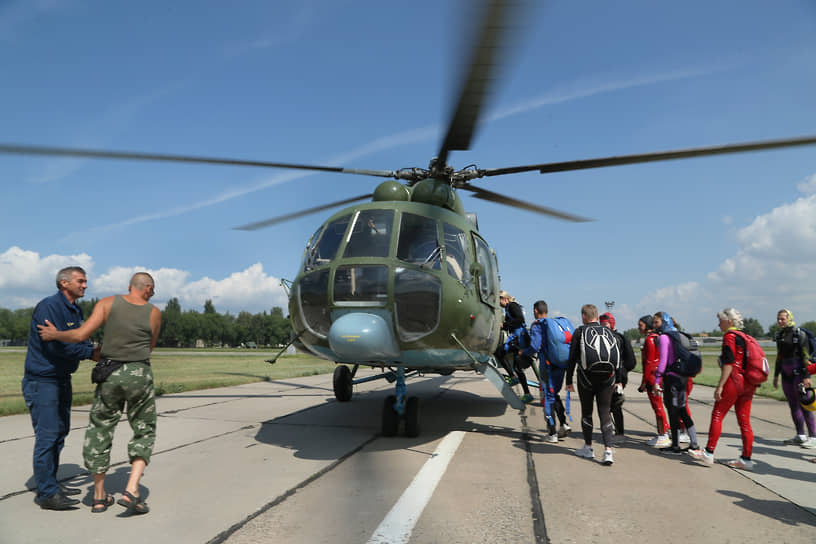 В небо на вертолетах Ми-8 спортсменов поднимали пилоты-асы Аэроклуба самарского филиала ЦСКА