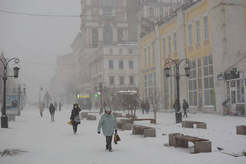 Пешеходная улица Ленинградская во время снегопада