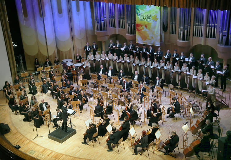 Московский государственный академический камерный хор — один из самых знаменитых хоровых коллективов России. Он был создан в 1972 году выдающимся дирижером Владимиром Мининым. Маэстро был художественным руководителем более 45 лет