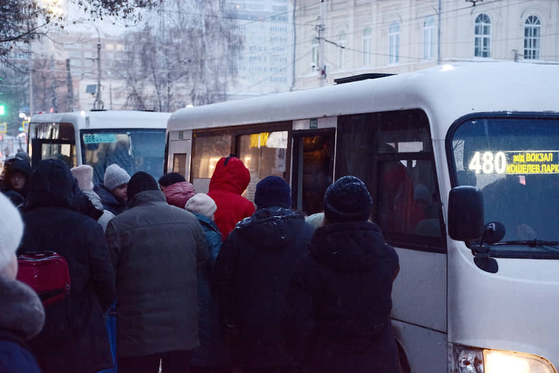 В условиях отсутствия «нормального» общественного транспорта люди штурмуют маршрутки